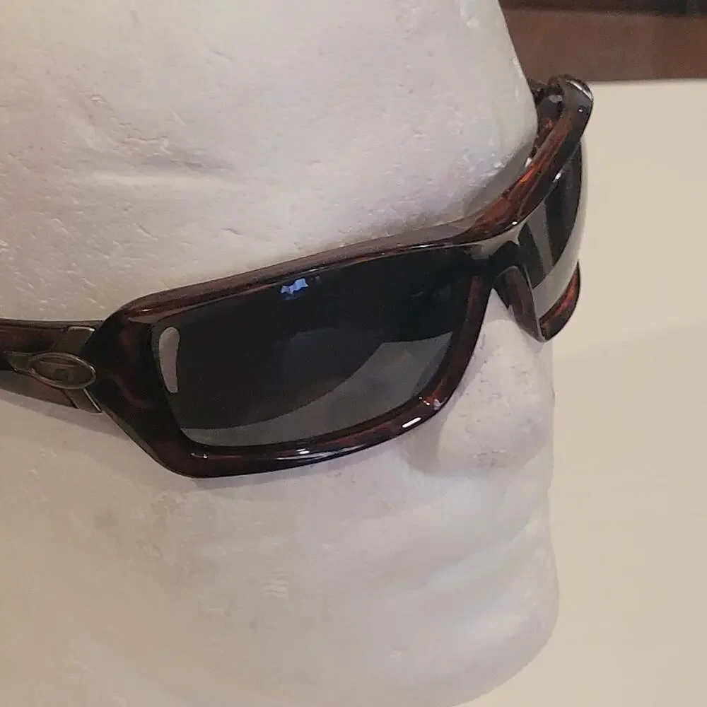 Tifosi Mast SL wrap around tortoise frame sunglasses. Unisex.